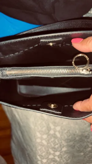 Source Unknown BLACK PEBBLED FAUX LEATHER HANDBAG/CROSSBODY T DESIGN GOLD TONED HARDWARE thumbnail 19