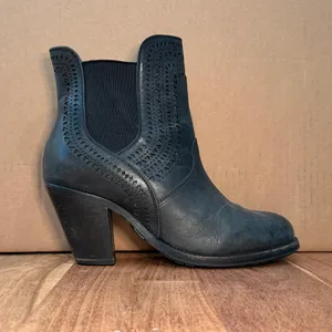 ARIAT | Women's Size 6.5 | Versant Black Leather Stacked Heel Ankle Boots thumbnail 3