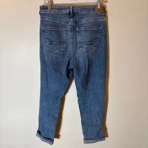American Eagle Strigid Mom Jeans Womens 8 Short Medium‎ Wash Distressed Ripped thumbnail 4