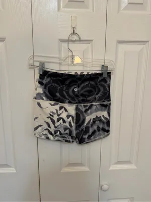 Lululemon Boogie Down Short Roll Down 2" Yoga Lounge Size 6 thumbnail 3