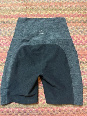 BEYOND YOGA High-Waist Black & Charcoal Women’s side pockets Athletic Shorts thumbnail 4