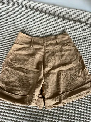 Primark Tan High-Waist Pleated Cuffed Shorts thumbnail 2