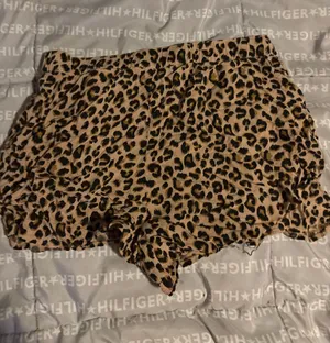 Women size 8 leopard shorts thumbnail 1