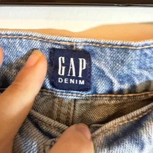 Gap Light Wash Mom Jeans Womens 31 High Rise Loose Fit Tapered Leg Denim thumbnail 4