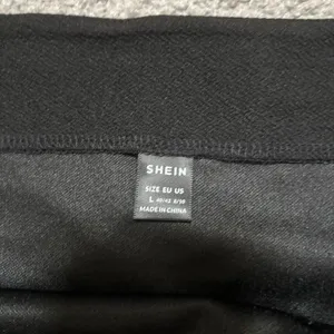 SHEIN Black Bodycon Mini Skirt with Button Accents thumbnail 4