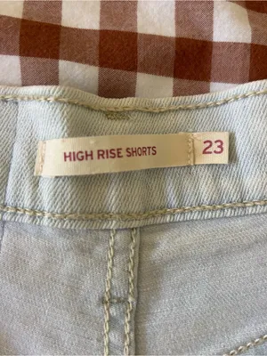 Levi’s High-Rise Shorts- Light Wash thumbnail 4