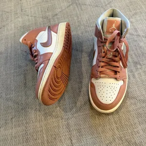 Air Jordan 1 Mid SE Red Stardust Sail Pink Sneakers Women’s 10 thumbnail 4