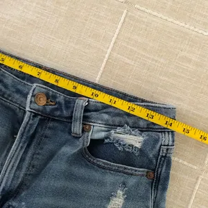 12 Long American Eagle Outfitters High-Rise Distressed Blue Mom Jeans thumbnail 10