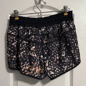Lululemon‎ Tracker Short III in Star Crushed Multi / Black *4-way Stretch thumbnail 3