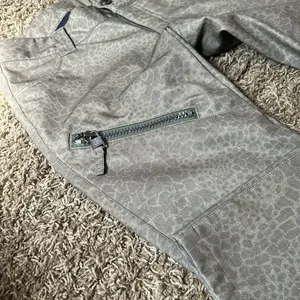 B‎ By Burton Green Animal Print Light Weight Snow Pant Size Small thumbnail 3