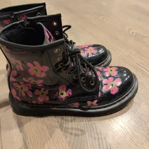 Dr. Martens 1460 J Floral Patent Leather Boots Black Pink Size 5 ladies 4 kids thumbnail 4