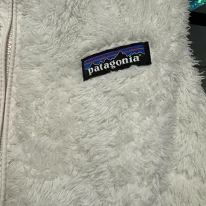 Patagonia Cream Fleece Vest with Logo womens can thumbnail 2