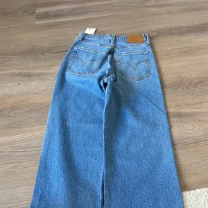 NWT Levi’s Ribcage Straight Ankle Jeans thumbnail 8