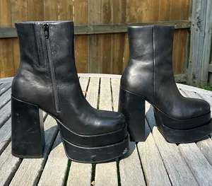 Steve Madden Black Genuine Leather Cobra Platform‎ Bootie size 9.5 in black thumbnail 1