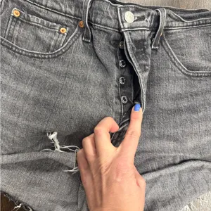 Levi’s 501 High Rise Original Denim Cut-Off Shorts - Washed Black - Size 31‎ thumbnail 2