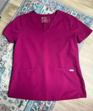 FIGS Casma three-pocket V-neck scrub top. thumbnail 1