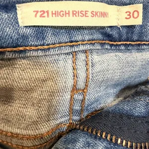 Levi's 721 High Rise Skinny Jeans Women's waist Size 30 Medium Blue Distressed thumbnail 3