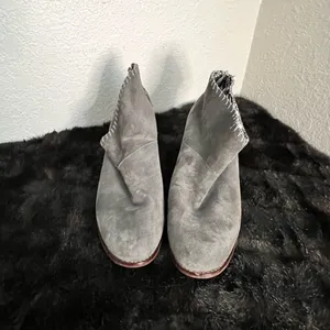 TOMS Womens Leila Ankle Bootie Suede Leather Boots Grey Tassel Zip size 9.5 thumbnail 2