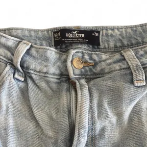 Hollister Ultra High-Rise Mom Jeans Light Wash Distressed Ripped Size 9R 29 thumbnail 4