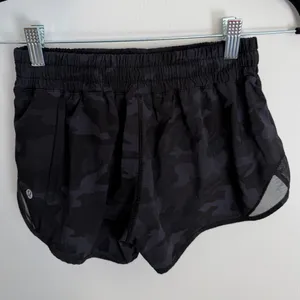 Lululemon Hotty Hot Camo Short 2.5" size 4 thumbnail 2