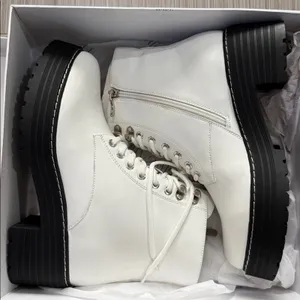 NWT Women’s White Lace Up Combat Boots Black Lug Sole Ankle Boots Size 9 thumbnail 4