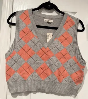 NWT Aeropostale Size M Gray Coral V Neck Argyle Cropped Stretch Sweater Vest thumbnail 1