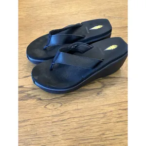 Volatile Women’s Black Thong Wedge Slip-On Sandals Logo Accent US 7.5 thumbnail 3