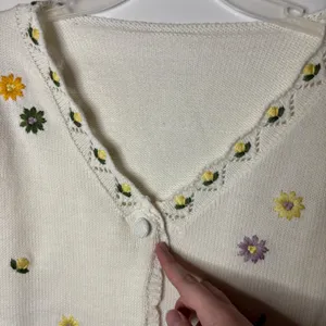 Grandmacore Floral Cardigan Sweater Womens M White Embroidered Knit V-Neck thumbnail 3