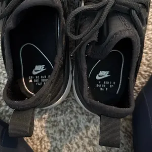 Women’s Nike Sneakers thumbnail 8