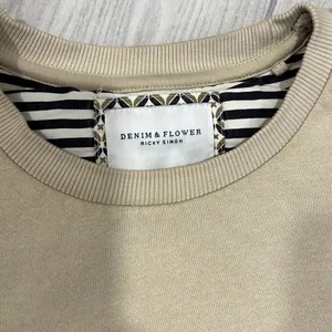 DENIM AND FLOWER Portland Crewneck Graphic Sweatshirt In Sand Size Large Has s thumbnail 2