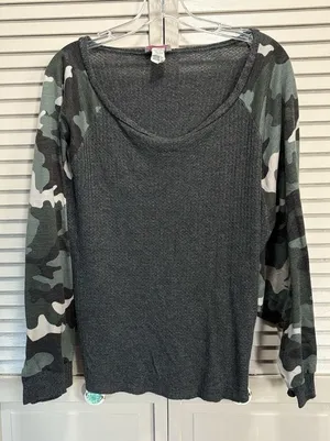 Pink Lily‎ Gray/Green Camo Thermal 3/4 Dolman Sleeve Top Size M Oversized thumbnail 1
