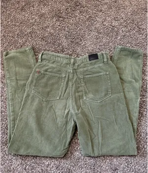Urban Outfitters BDG High-Rise Mom Jeans thumbnail 5