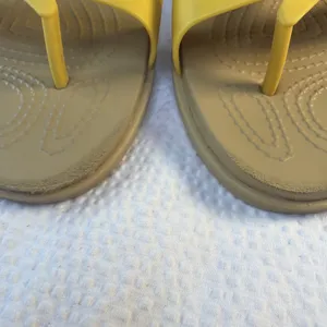 WOMEN'S CROCS TULUM TOE POST SANDALS Canary Tan W9 thumbnail 3
