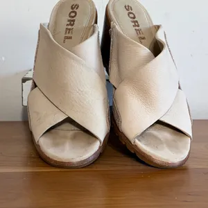 Sorel Joanie II Mule Tan Metallic Rose Gold Leather Block Heel Sandals NL3578 thumbnail 4