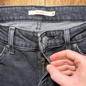 Levis 711 Skinny Jeans‎ Womens 26x28 Distressed Faded Black Denim Pants Grunge thumbnail 3