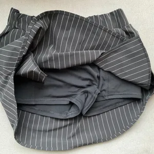 Alo Yoga Pinstripe Daylight Mini Skirt Black/Titanium XXS thumbnail 3