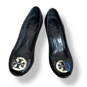 Tory Burch Sally Black‎ Pebbled Leather Wedge Peep Toe Pumps Gold Medallion Logo thumbnail 2