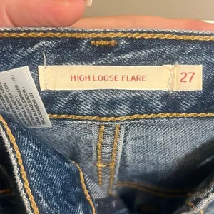 ✨Levi’s High Loose Flare Sz 27 Jean in Take Notes✨ thumbnail 6