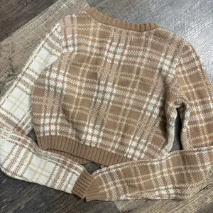hollister cropped cardigan with buttons‎ thumbnail 3