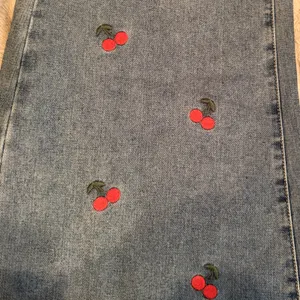 Ashley Mason Premium Baggy Jeans Womens 11/30 Light Wash Cherry Embroidered Y2K‎ thumbnail 5