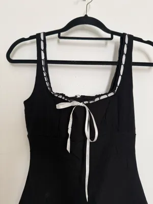 Windsor’s little black dress thumbnail 3