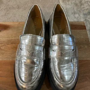J. Crew Womens Winona Lug Sole Silver Croc-Embossed Penny Loafer Sz 8.5 thumbnail 4