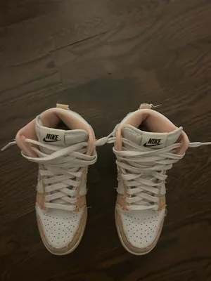 Women’s Nike Dunk High Sneakers thumbnail 4