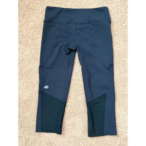 Alo Yoga Black Capri Leggings Mesh Panel Womens Size Small Athletic thumbnail 3