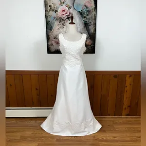 Stunning Vintage Y2K Oleg Cassini Wedding Gown! thumbnail 3