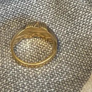 VTG Avon Ring‎ Gold Tone Sz 7.5 Criss Cross Design Band Navy Blue Retro 90s Y2K thumbnail 4