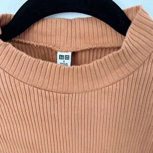 Uniqlo Crop Top thumbnail 3