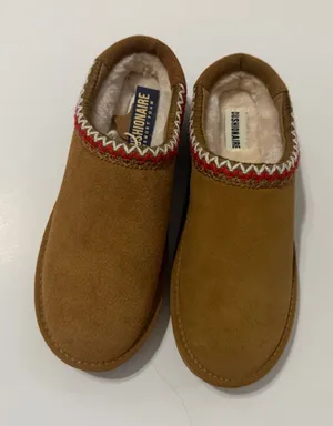 NWT slippers thumbnail 1