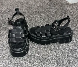 Forever 21 Black chunky sandals thumbnail 1