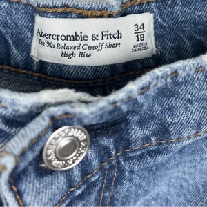 Abercrombie & Fitch High Rise 90s Relaxed Cutoff Denim Shorts 34/18 thumbnail 2